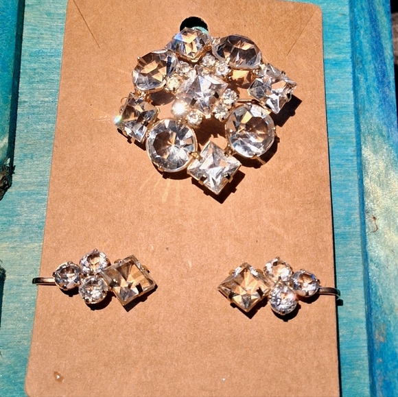 Elegant Gold Tone & Crystal Jewelry Set - Picture 3 of 3